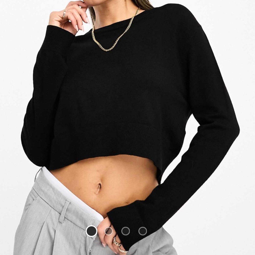 Stradivarius Women’s knitted cropped sweater in black